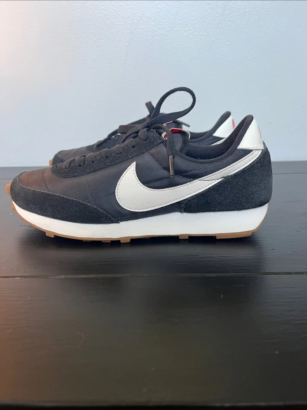 Nike W/7.5 Retro running shoe. Excellent condition. Small creases from wear